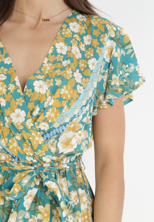 Born2be - Jasnozielona Rozkloszowana Sukienka z Gumką w Talii Angely. Kolor: zielony. Materiał: wiskoza, materiał, tkanina. Wzór: kwiaty. Typ sukienki: kopertowe