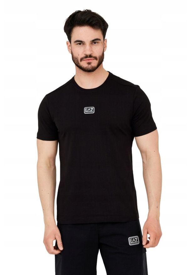 EA7 Emporio Armani - EA7 Czarny t-shirt męski z naszywką z logo. Kolor: czarny. Wzór: aplikacja