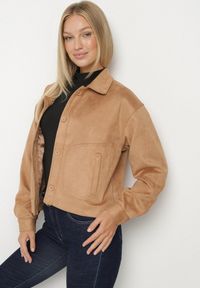 Born2be - Beżowa Koszulowa Kurtka z Imitacji Zamszu z Ozdobnymi Przeszyciami Arenella. Kolor: beżowy. Materiał: zamsz #7