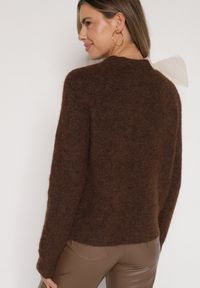 Born2be - Brązowy Sweter z Domieszką Wełny z Ozdobnym Wiązaniem Tuselana. Okazja: na co dzień. Kolor: brązowy. Materiał: wełna. Wzór: aplikacja. Styl: klasyczny, casual, elegancki #6