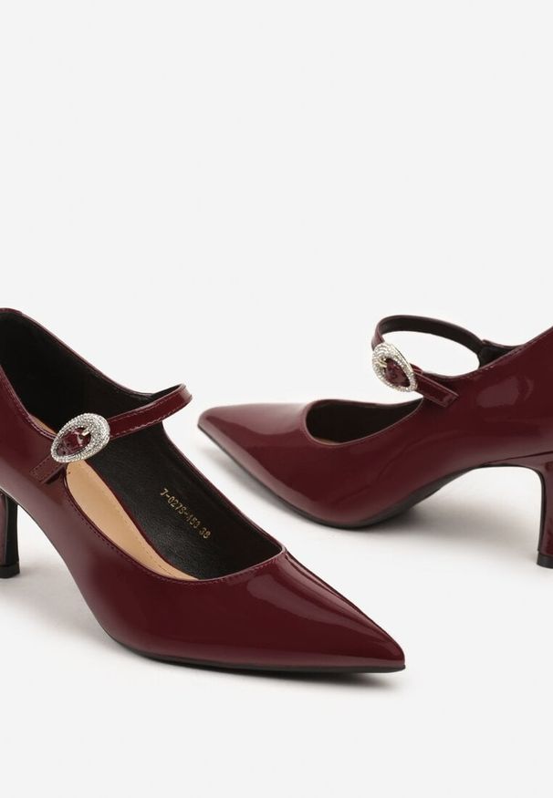 Born2be - Bordowe Czółenka na Szpilce z Ozdobnym Paskiem Romilira. Okazja: na spotkanie biznesowe, do pracy. Zapięcie: pasek. Kolor: czerwony. Materiał: jeans. Obcas: na szpilce. Styl: biznesowy, klasyczny, elegancki, wizytowy