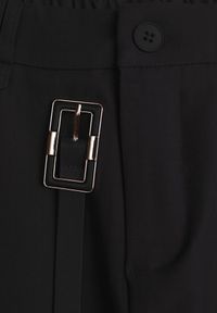 Born2be - Czarne Szorty Typu Bermudy z Paskiem i Prostokątną Klamrą Tinalora. Okazja: na co dzień. Kolor: czarny. Sezon: lato. Styl: casual, elegancki #7