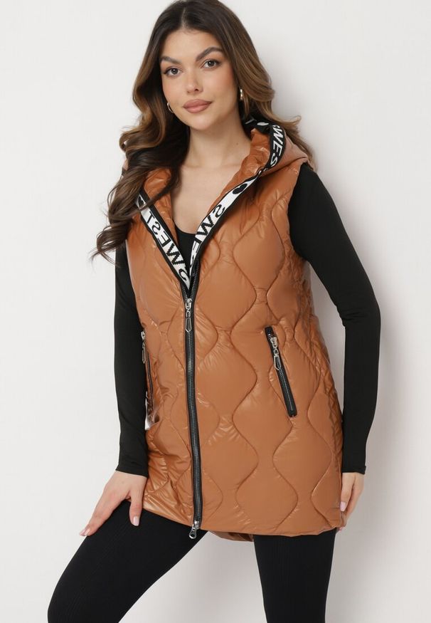 Born2be - Brązowa Pikowana Kamizelka z Kapturem o Dłuższym Fasonie Silvra. Typ kołnierza: kaptur. Kolor: brązowy. Długość: długie