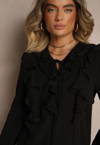 Renee - Czarna Bluzka z Wiskozy Ozdobiona Falbankami i Wiązaniem Fonoriel. Okazja: na co dzień. Typ kołnierza: kołnierz z falbankami. Kolor: czarny. Materiał: wiskoza. Wzór: aplikacja. Sezon: lato, wiosna. Styl: elegancki, casual