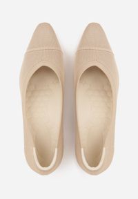 Renee - Ciemnobeżowe Czółenka VICES na Niskim Obcasie z Elastycznej Dzianiny z Amortyzującą Wkładką Zaehira. Nosek buta: szpiczasty. Kolor: beżowy. Materiał: dzianina. Szerokość cholewki: normalna. Obcas: na obcasie. Wysokość obcasa: niski #4