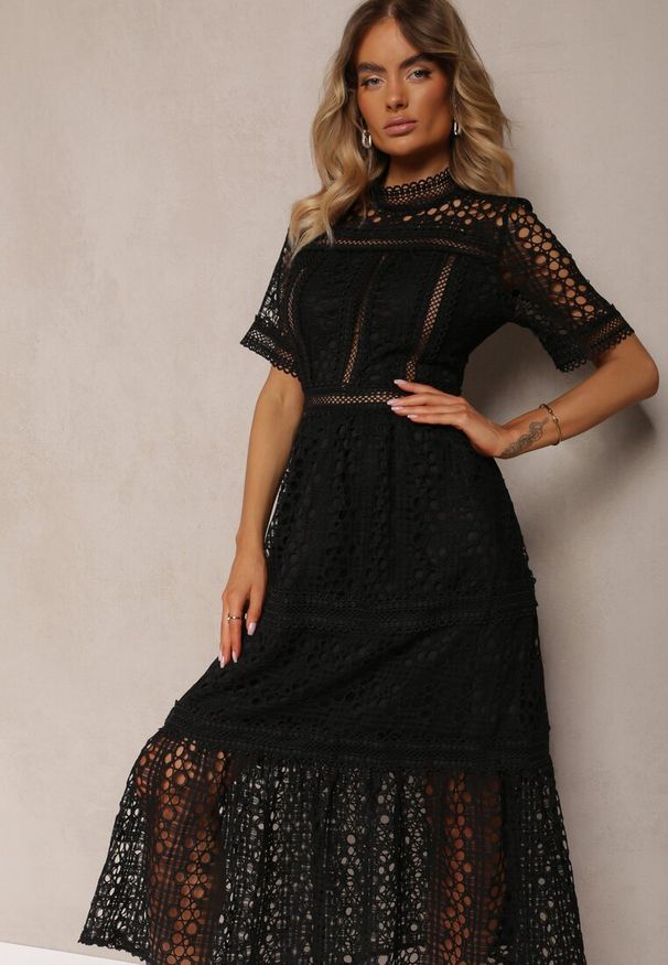 Renee - Czarna Rozkloszowana Sukienka Maxi Ażurowa z Falbanką Ranilette. Kolor: czarny. Wzór: ażurowy. Sezon: lato. Styl: elegancki. Długość: maxi