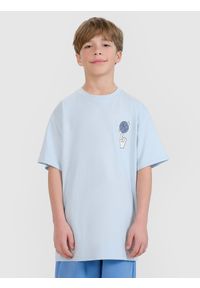 4f - 4F T-shirt oversize z nadrukiem chłopięcy - niebieski 122 (6-7 lat). Okazja: na co dzień. Kolor: niebieski. Materiał: bawełna, jersey, dzianina. Długość rękawa: krótki rękaw. Długość: krótkie. Wzór: nadruk. Sezon: lato. Styl: klasyczny, sportowy, casual