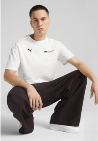 Puma - Męska koszulka F1® ESS+ o luźnym kroju z grafiką PUMA White. Kolor: biały