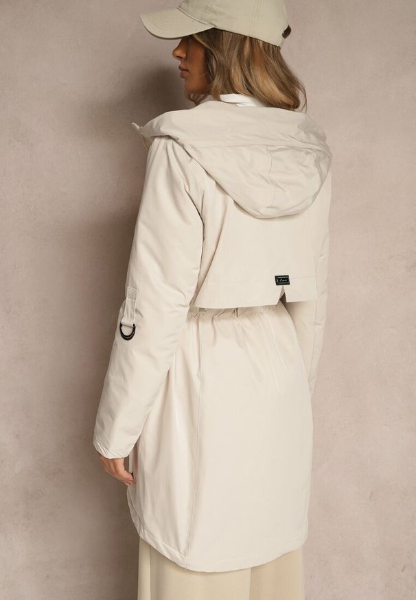 Renee - Jasnobeżowa Kurtka Typu Parka z Kapturem o Klasycznym Kroju Tulania. Okazja: na spacer, na co dzień. Typ kołnierza: kaptur. Kolor: beżowy. Materiał: jeans. Styl: klasyczny
