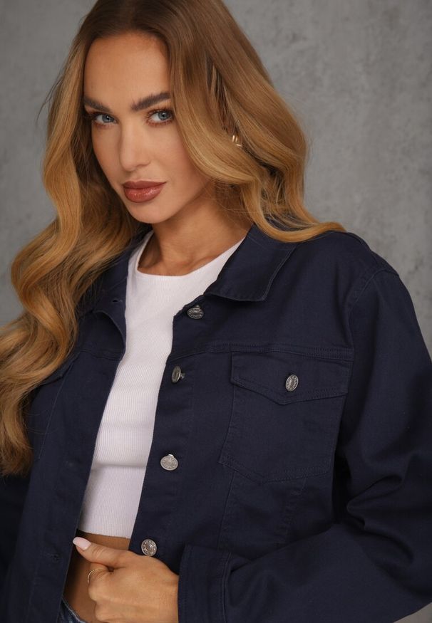 Renee - Granatowa Jeansowa Kurtka z Bawełny Perilopei. Okazja: na co dzień. Kolekcja: plus size. Kolor: niebieski. Materiał: bawełna, jeans. Styl: casual