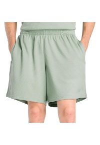 Spodenki męskie New Balance MB61V17CAAR - zielone. Kolor: zielony. Materiał: materiał, poliester. Sport: fitness #1