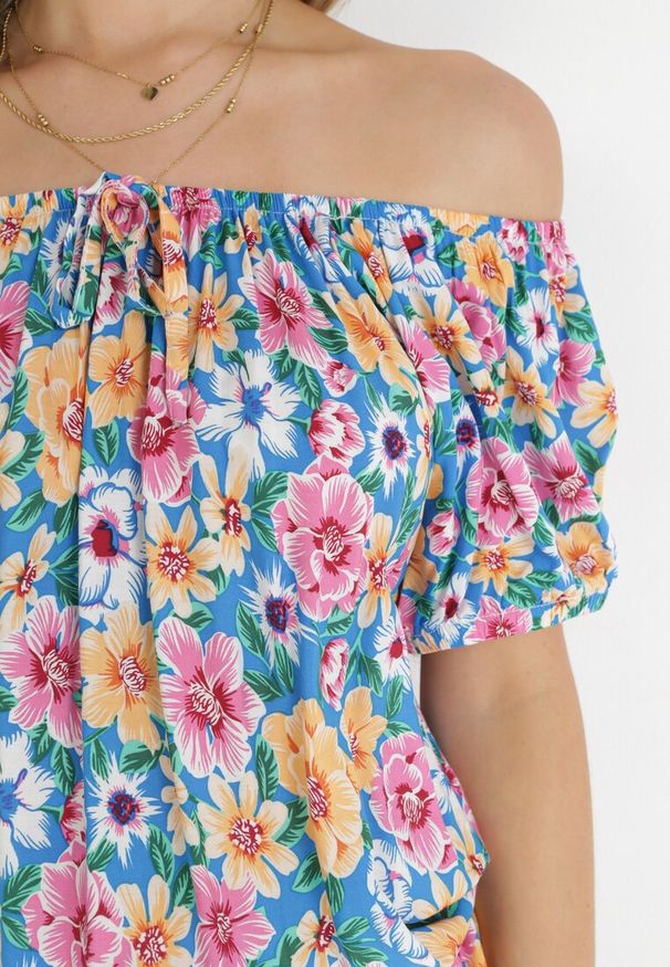 Born2be - Niebieska Sukienka Hiszpanka z Gumką w Pasie Cedrinth. Typ kołnierza: dekolt hiszpanka. Kolor: niebieski. Materiał: wiskoza, tkanina. Długość rękawa: krótki rękaw. Wzór: nadruk, kwiaty