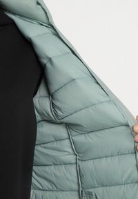 Born2be - Jasnozielona Pikowanana Kamizelka Sifitta. Okazja: na co dzień. Kolor: zielony. Materiał: jeans. Styl: klasyczny, casual, elegancki