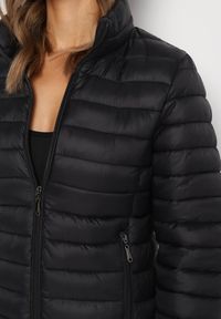 Born2be - Czarna Pikowana Kurtka z Kieszeniami Zapinanymi na Zamek Błyskawiczny Mivindra. Okazja: na co dzień. Kolor: czarny. Materiał: jeans. Styl: casual #3