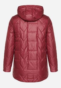 Born2be - Fuksjowa Pikowana Kurtka Ozdobiona Pikowaniem z Odpinanym Kapturem Falerosa. Okazja: na co dzień, na spacer. Kolekcja: plus size. Kolor: różowy. Materiał: jeans. Wzór: aplikacja. Styl: casual #3