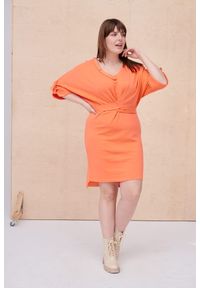 blue shadow - Sukienka Havana Plus Size Orange. Typ kołnierza: kokarda. Kolekcja: plus size. Materiał: bawełna, akryl, elastan, dzianina, tkanina. Wzór: kolorowy. Sezon: wiosna. Typ sukienki: dla puszystych. Styl: klasyczny, sportowy #1