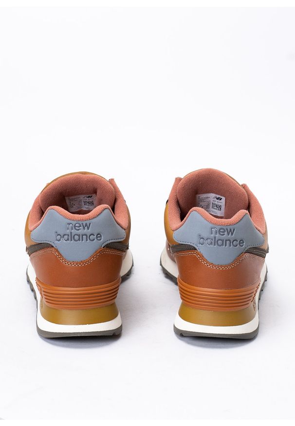 New Balance ML574OMA Sneakersy męskie brązowe. Okazja: na co dzień. Kolor: brązowy. Materiał: guma, zamsz, materiał. Szerokość cholewki: normalna. Sezon: jesień, lato. Model: New Balance 574. Sport: bieganie