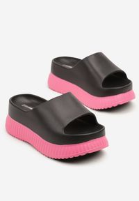 Born2be - Czarne Klapki na Grubej Tłoczonej Podeszwie Vallirea. Okazja: na co dzień, na spacer. Kolor: czarny. Wzór: kwiaty. Sezon: lato. Styl: casual, elegancki