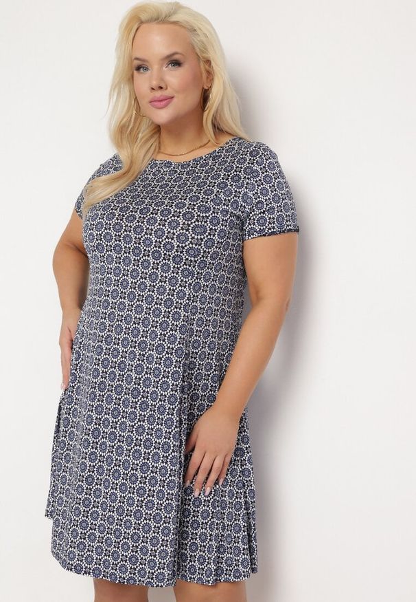Born2be - Granatowa Wiskozowa Sukienka w Mozaikowy Wzór o Rozkloszowanym Kroju Faellina. Kolor: niebieski. Materiał: wiskoza. Sezon: lato