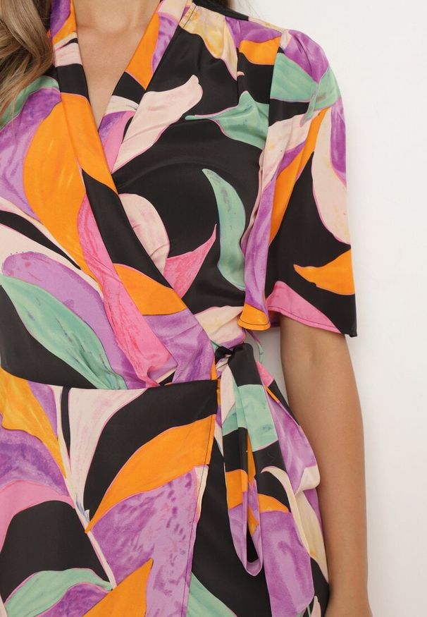 Born2be - Czarno-Fioletowa Sukienka z Kopertowym Dekoltem i Wiązaniem w Talii Quopia. Okazja: na co dzień. Kolor: czarny. Długość rękawa: krótki rękaw. Typ sukienki: kopertowe. Styl: casual