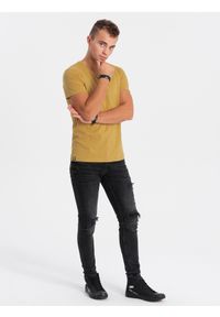 Ombre Clothing - Klasyczna męska koszulka z dekoltem w serek BASIC - musztardowy V8 S1369 - XXL. Typ kołnierza: dekolt w serek. Kolor: żółty. Materiał: jeans, bawełna. Długość: krótkie. Styl: klasyczny #2