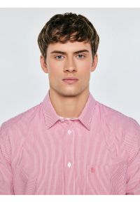 Big-Star - Koszula męska w prążek czerwona Cosiser 603. Okazja: na co dzień. Typ kołnierza: kołnierzyk klasyczny. Kolor: czerwony. Materiał: bawełna, jeans. Wzór: prążki. Styl: casual, elegancki, klasyczny #2