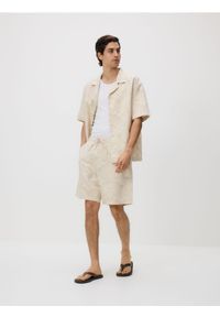 Reserved - Bawełniane szorty regular - beżowy. Kolor: beżowy. Materiał: bawełna #1