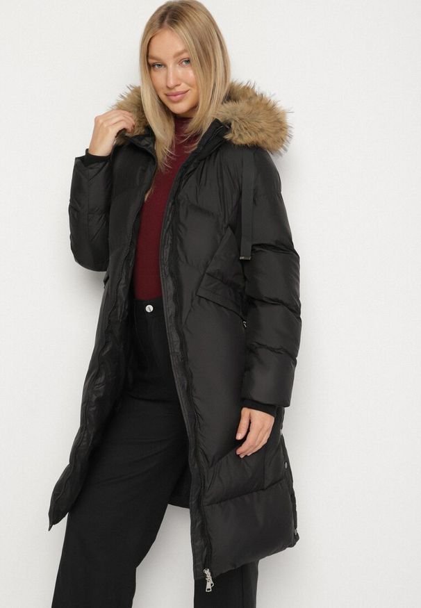 Born2be - Czarna Pikowana Kurtka z Kapturem z Futrem i Ozdobnymi Taśmami Lendria. Okazja: na spacer. Typ kołnierza: kaptur. Kolor: czarny. Materiał: futro