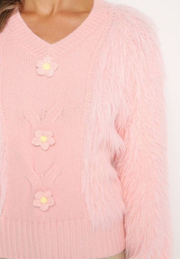Born2be - Różowy Sweter Futrzany z Ozdobnymi Aplikacjami Kwiatkami i Dodatkiem Wełny Merilinas. Okazja: na spotkanie biznesowe, do pracy, na co dzień. Typ kołnierza: dekolt w kształcie V. Kolor: różowy. Materiał: futro, wełna. Wzór: kwiaty, aplikacja. Styl: biznesowy, klasyczny, casual