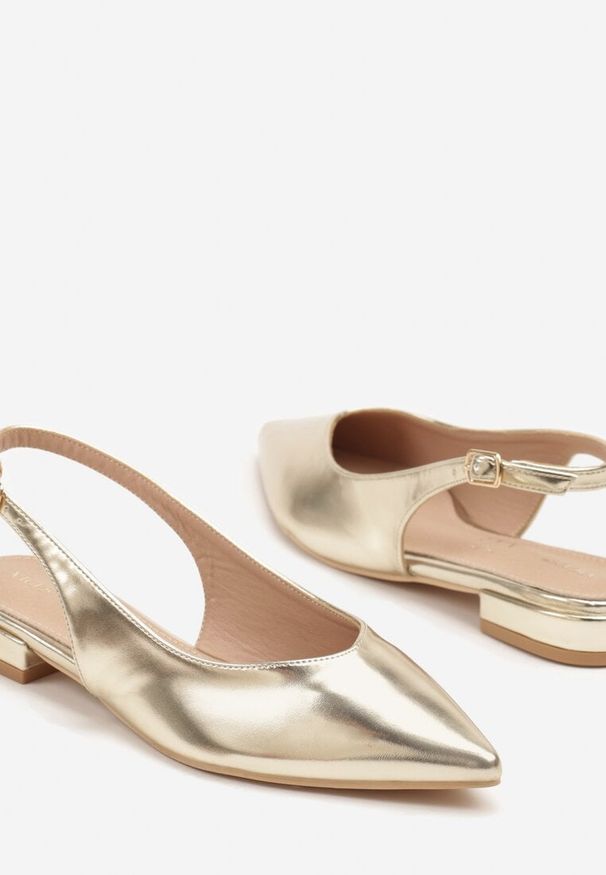 Born2be - Złote Sandały Vices ze Skórzaną Wkładką i Noskiem w Szpic Lisellia. Okazja: na spacer, na co dzień. Kolor: złoty. Materiał: skóra. Wzór: kwiaty. Sezon: lato. Obcas: na obcasie. Styl: casual, elegancki, klasyczny. Wysokość obcasa: niski