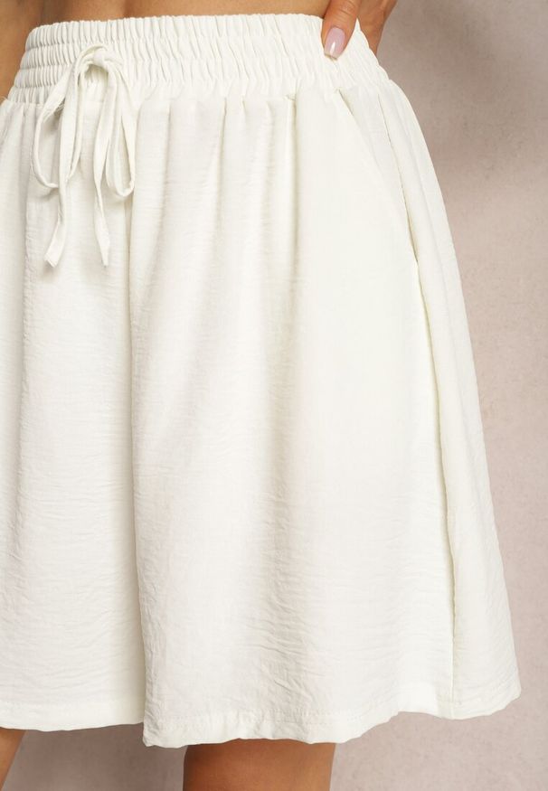 Renee - Białe Szorty w Stylu Bermudów High Waist z Wiskozą i Bawełną oraz Gumką w Pasie Nellsa. Okazja: na co dzień. Stan: podwyższony. Kolor: biały. Materiał: bawełna, wiskoza. Styl: elegancki, casual
