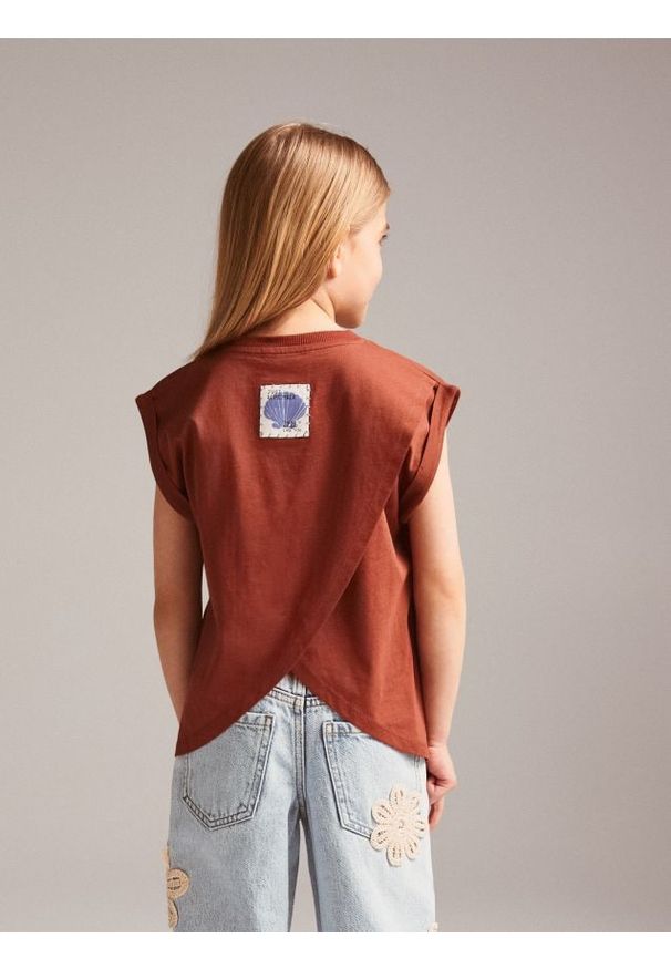 Reserved - T-shirt z zakładką na plecach - brązowy. Kolor: brązowy. Materiał: bawełna