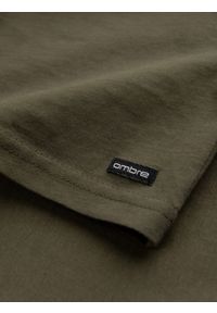 Ombre Clothing - Bawełniany longsleeve męski z guzikami przy dekolcie - ciemnooliwkowy V1 - Rozmiar: M. Okazja: na co dzień. Kolor: oliwkowy. Materiał: bawełna. Długość rękawa: długi rękaw. Wzór: aplikacja. Styl: klasyczny, casual