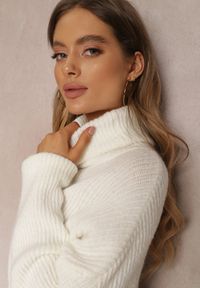 Renee - Biały Golf Oversize Malia. Okazja: na co dzień. Typ kołnierza: golf. Kolor: biały. Materiał: dzianina, skóra, jeans, wiskoza. Długość rękawa: długi rękaw. Długość: długie. Wzór: ze splotem, prążki. Styl: casual, klasyczny #3