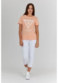 Guess - GUESS Brzoskwiniowy t-shirt damski z białym logo. Kolor: pomarańczowy. Materiał: bawełna. Wzór: nadruk #2