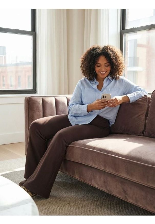 Sinsay - Spodnie dzwony Plus Size - brązowy. Kolekcja: plus size. Kolor: brązowy