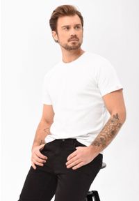 Volcano - Gładki t-shirt, Comfort Fit, T-BAS. Okazja: na co dzień. Kolor: biały. Materiał: skóra, bawełna, materiał. Długość rękawa: krótki rękaw. Długość: krótkie. Wzór: gładki. Styl: klasyczny, casual, elegancki #1