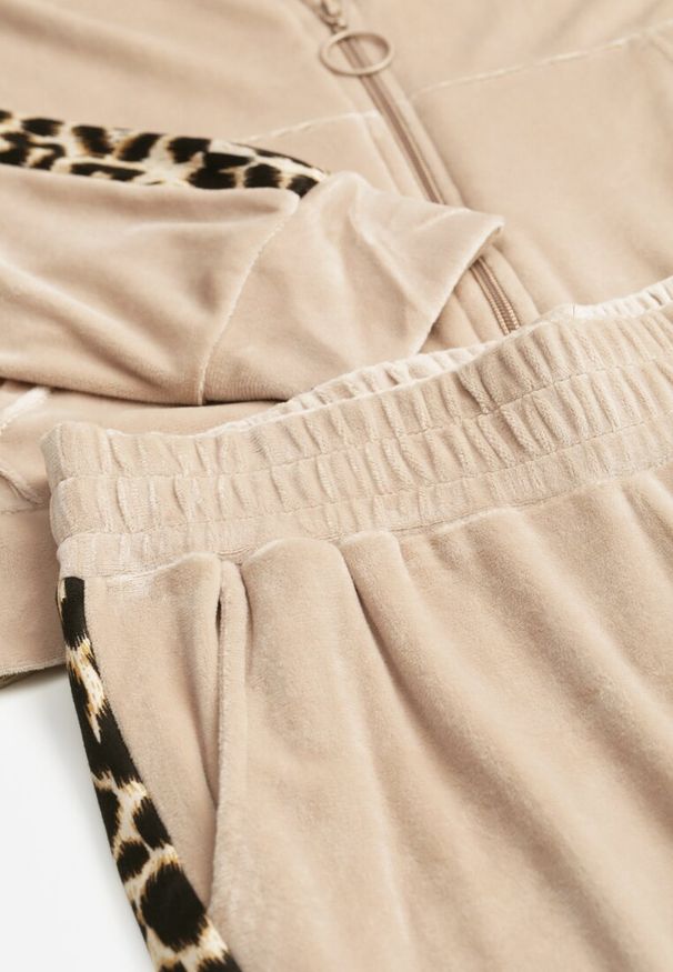 Renee - Beżowy Welurowy Komplet Dresowy Ozdobiony Lampasami w Cętki Anilwo. Kolor: beżowy. Materiał: welur, dresówka. Wzór: aplikacja