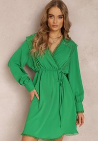 Renee - Zielona Sukienka Callyse. Kolor: zielony. Materiał: koronka. Wzór: aplikacja. Typ sukienki: kopertowe. Styl: elegancki, wizytowy. Długość: mini