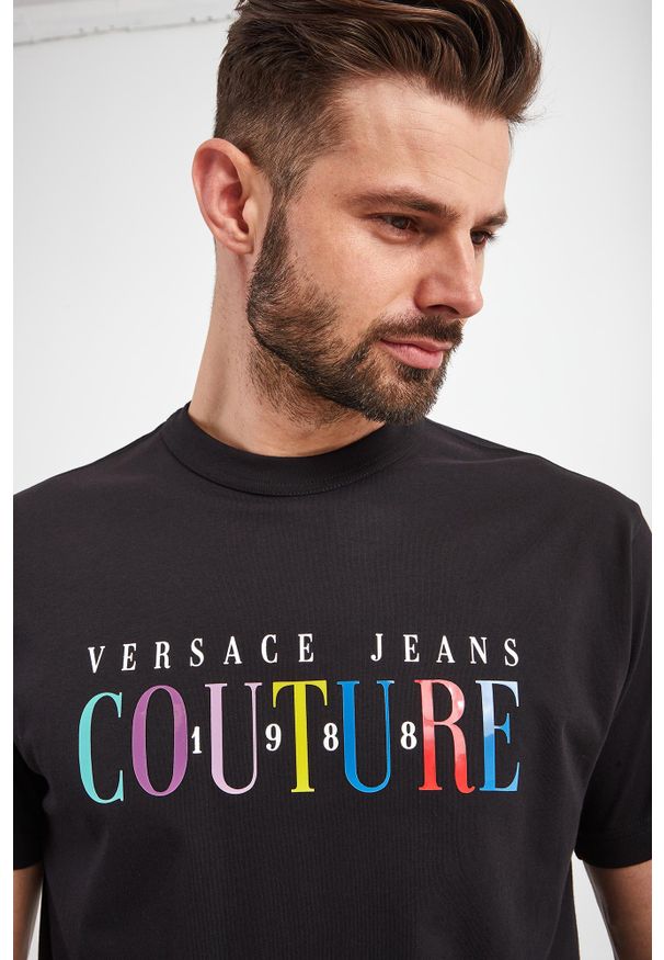 Versace Jeans Couture - T-shirt VERSACE JEANS COUTURE. Materiał: bawełna. Długość rękawa: krótki rękaw. Długość: krótkie. Wzór: kolorowy, nadruk