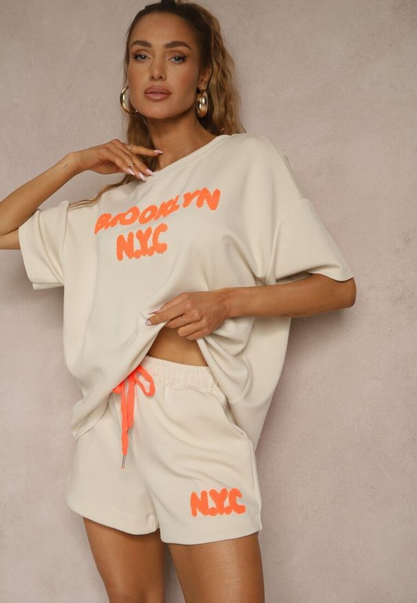 Renee - Beżowy Komplet z Wiskozą o Fasonie Oversize T-shirt i Szorty Lirafina. Kolor: beżowy. Materiał: wiskoza