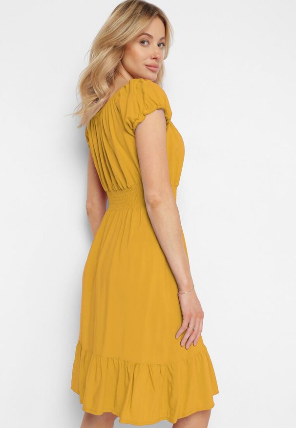 Born2be - Żółta Wiskozowa Sukienka z Gumkami w Pasie Ściągana przy Dekolcie z Falbanką Tiimamla. Okazja: na co dzień. Kolor: żółty. Materiał: wiskoza. Długość rękawa: krótki rękaw. Sezon: wiosna, lato. Typ sukienki: proste. Styl: casual