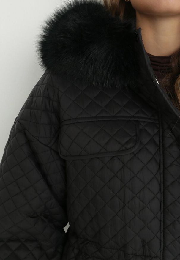 Born2be - Czarna Kurtka z Futrzanym Kapturem i Drobnym Pikowaniem Esdrage. Kolor: czarny. Materiał: futro. Wzór: jednolity. Sezon: wiosna, jesień