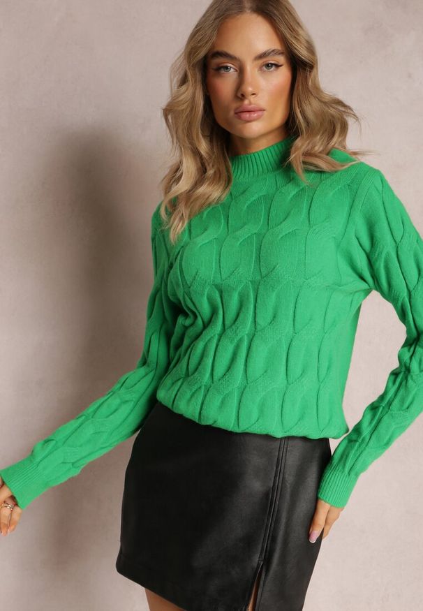 Renee - Zielony Sweter w Warkoczykowy Splot Mikke. Kolor: zielony. Materiał: dzianina, tkanina. Długość rękawa: długi rękaw. Długość: długie. Wzór: ze splotem. Styl: klasyczny