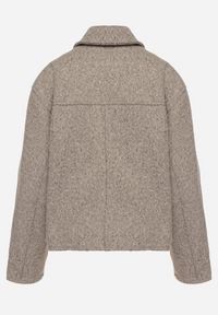 Born2be - Brązowa Pudełkowa Kurtka z Kołnierzykiem i Kieszeniami o Krótkim Fasonie Neliella. Okazja: na co dzień. Kolor: brązowy. Materiał: jeans. Długość: krótkie. Styl: casual, elegancki #2