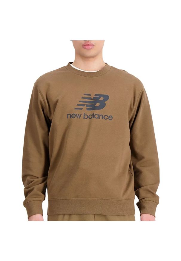 Bluza New Balance MT31538DHE - brązowa. Kolor: brązowy. Materiał: poliester, prążkowany, bawełna. Wzór: napisy, aplikacja. Styl: klasyczny