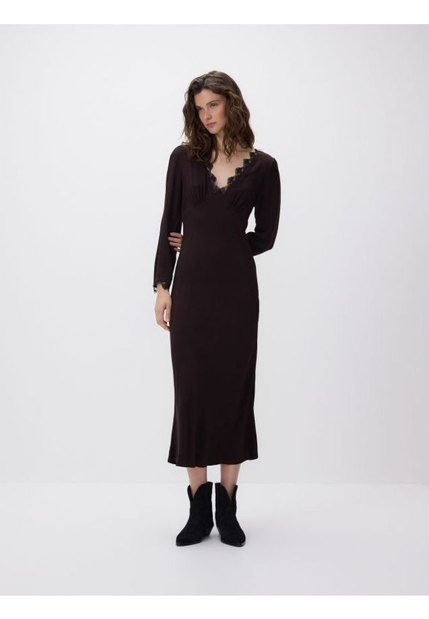 Reserved - Sukienka maxi z koronką - ciemnobrązowy. Kolor: brązowy. Materiał: koronka. Wzór: koronka. Typ sukienki: proste. Długość: maxi