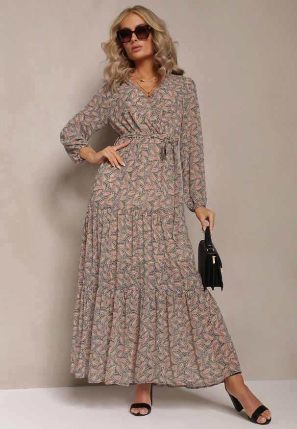 Renee - Beżowo-Granatowa Sukienka Maxi Boho Edei. Typ kołnierza: dekolt w kształcie V. Kolor: beżowy. Materiał: materiał, tkanina. Długość rękawa: długi rękaw. Typ sukienki: kopertowe. Styl: boho. Długość: maxi