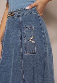 Renee - Granatowa Bawełniana Spódnica Maxi Rozkloszowana z Jeansu z Ozdobnym Łańcuszkiem Viralle. Kolor: niebieski. Materiał: bawełna, jeans. Sezon: lato. Styl: boho, elegancki