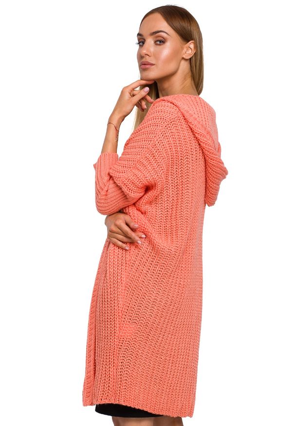 Produkt Polski - Długi sweter damski kardigan oversize z kapturem pastelowy róż. Typ kołnierza: kaptur. Kolor: różowy. Materiał: akryl. Długość rękawa: długi rękaw. Długość: długie. Wzór: ze splotem. Styl: elegancki, klasyczny